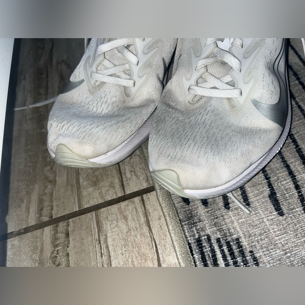 Nike Women’s Zoom Winflo White Silver Size 10 - Picture 4 of 9